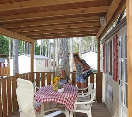 Vacanceselect Mobil Homes - Camping Laguna Village Kamp alanı *